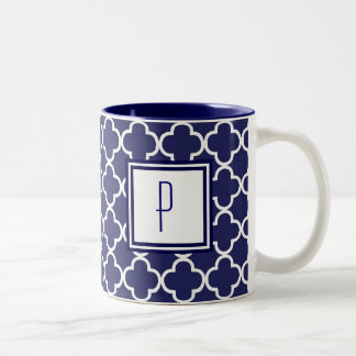 Café Em Dois Tons Caneca do monograma de Quatrefoil dos azuis