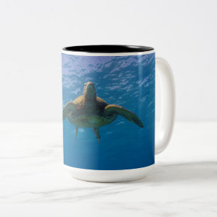 Café Em Dois Tons Caneca havaiana do abraço da tartaruga de mar