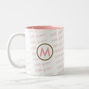 Café Em Dois Tons caneca rosa com monograma e padrão de nomes