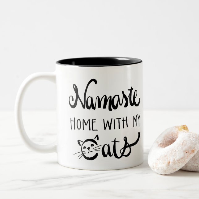 Café Em Dois Tons Casa de Namaste com minha caneca dos gatos (Com Donut)