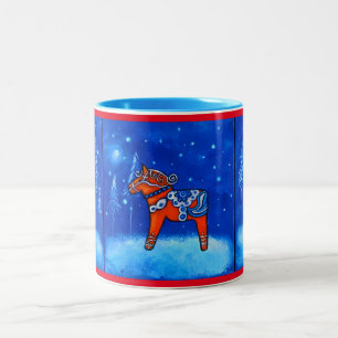 Café Em Dois Tons Cavalos de Dala na caneca do inverno