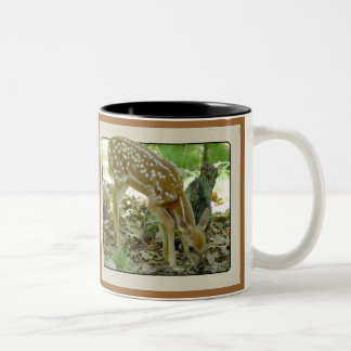Café Em Dois Tons Cervos de Whitetail - caneca 2 da jovem corça