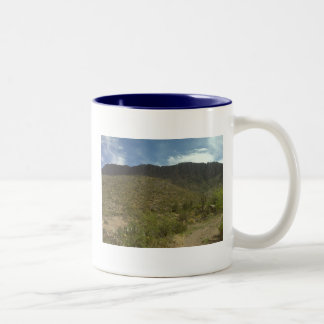Café Em Dois Tons Céu azul com a caneca do pulo de Apache