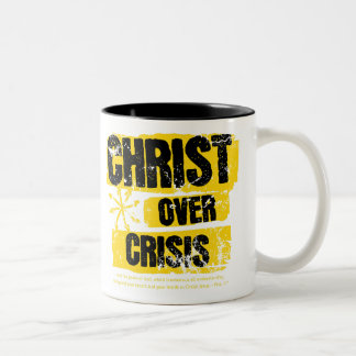 Café Em Dois Tons Cristo sobre a caneca de crise