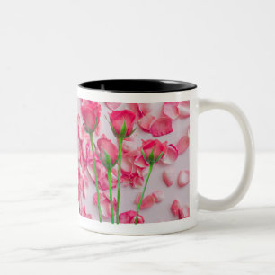 Café Em Dois Tons Design de Caneca Floral Pétalas de Rosa Rosa Elega