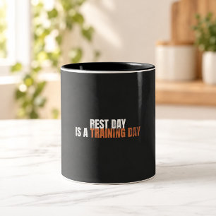 Café Em Dois Tons Dia de Descanso é um Dia de Treinamento Caneca P