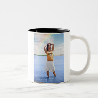 Café Em Dois Tons Na caneca do arco-íris de Lanissa da memória