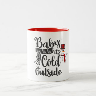 Café Em Dois Tons O Bebê É Frio Fora Da Caneca De Neve