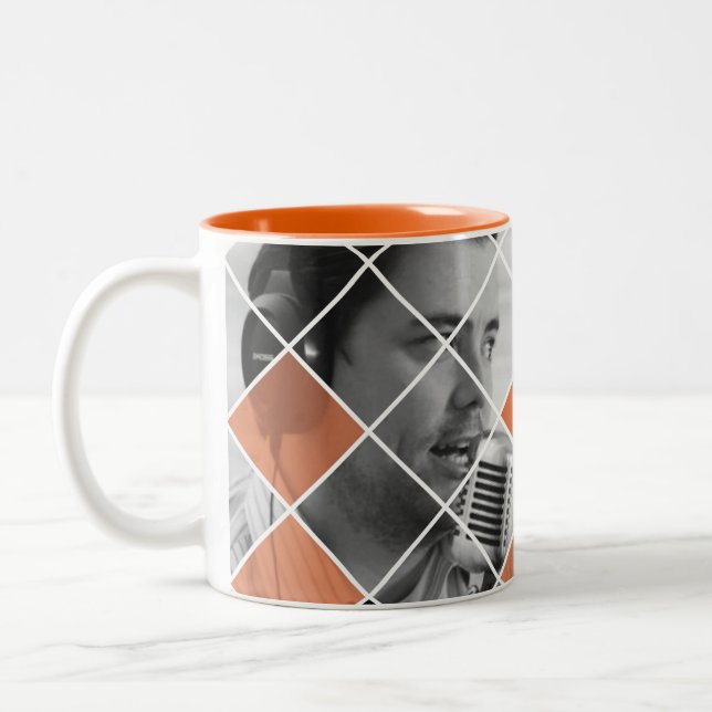 Café Em Dois Tons Rádio da notícia da canalização com a caneca de (Esquerda)