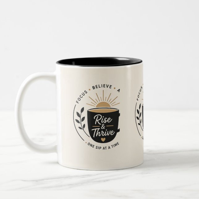 Café Em Dois Tons Rise & Thrive – Design de Logo para Caneca Motivac (Esquerda)