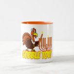 Café Em Dois Tons Thanksgivukkah Turquia devora a caneca de Tov<br><div class="desc">Comemore Thanksgivukkah 2013 com este clássico devoram a caneca de café de Tov! Caracterizando um design de um peru engraçado dos desenhos animados que veste um yamaka, uma colar da estrela de David, e iluminando a vela do menorah na acção de graças. Uma acção de graças de Hanukkah não ocorrerá...</div>