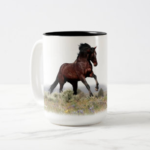 Café Em Dois Tons Wild Stallion Strut nesta caneca de bebida