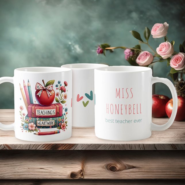Café Ensinar é Trabalho de Coração Caneca Personalizada (Teaching is Heartwork personalized gift for school teacher)