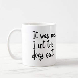 Café Era mim. Eu deixei os cães para fora. Caneca de