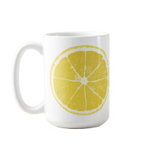 Fatia de Limão Amarelo Brilhante na Caneca Branca