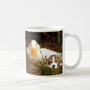 Café Filhote de cachorro do lebreiro com caneca do pato