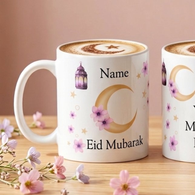 Café Flores Personalizadas Eid Mubarak Caneca de Cerâmi (White ceramic mug with a golden crescent moon and purple flowers, showing the customizable name area)