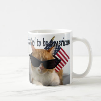 Café Gato legal nos óculos de sol com a caneca da
