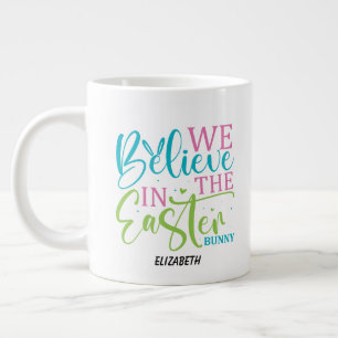 Café Grande Caneca do Coelho de Páscoa com Caligrafia Moderna