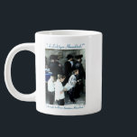 Café Grande Uma caneca de Hanukkah<br><div class="desc">Esta caneca de Chanukah mostra uma fotografia de judeus rezando no Muro da Vela em Jerusalém. O texto na caneca diz "A Lichtiger Hanukkah!" no topo e "Um Hanukkah brilhante, brilhante e luminoso!" no fundo. A imagem captura um momento de significância cultural e religiosa, fazer-a como um presente ou guardião...</div>