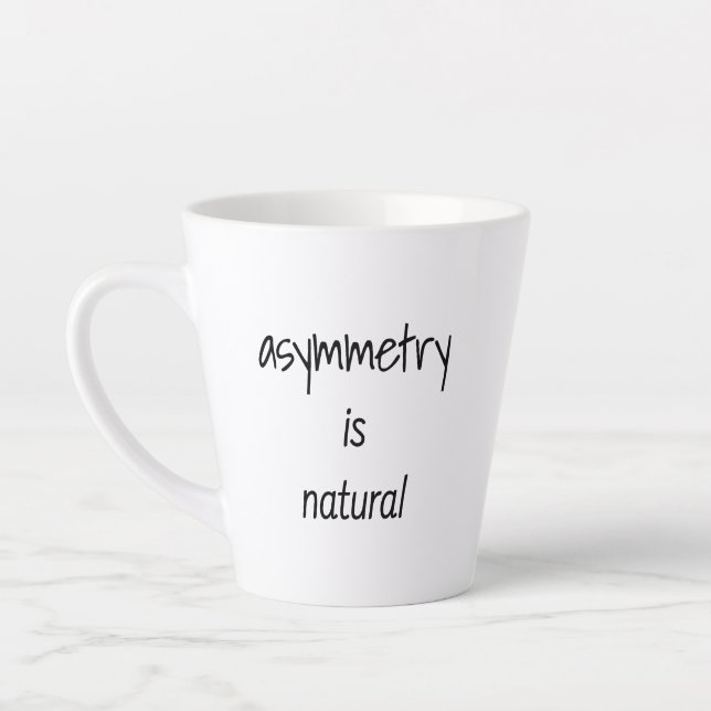 Café Latte A Assimetria É Uma Caneca De Latão Natural (Esquerda)