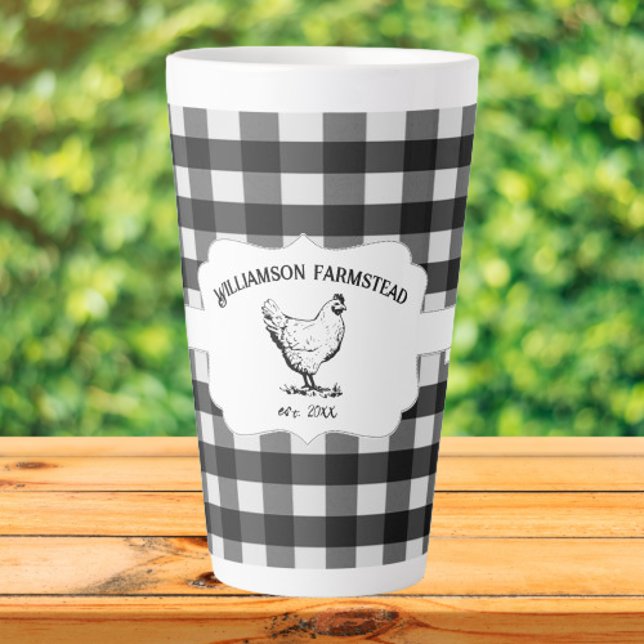 Café Latte Caneca Latente de Galinha de Xadrez Búfalo Negra (Black Buffalo Plaid Farm Chicken Personalized Latte Mug)