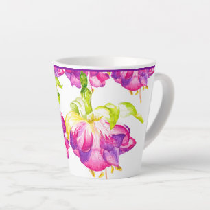 Café Latte Holi em uma pequena caneca de latão