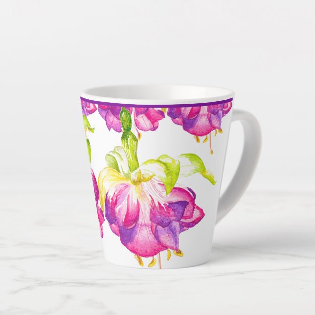 Café Latte Holi em uma pequena caneca de latão (Ângulo direito)