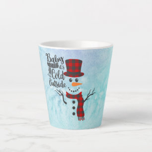 Café Latte O Bebê É Frio Fora Da Caneca De Neve