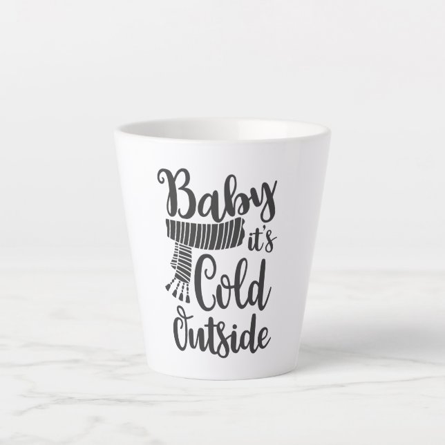 Café Latte O Bebê É Frio Fora Da Caneca De Neve (Frente)