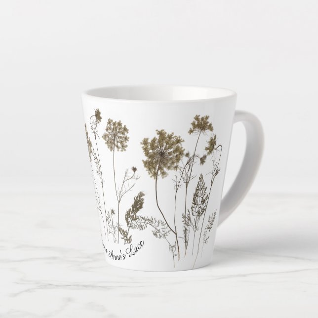 Café Latte O rendas da Rainha Anne em uma pequena caneca de c (Ângulo direito)