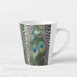 Café Latte Penas Coloridas de Penas de Peacock. Caneca para c