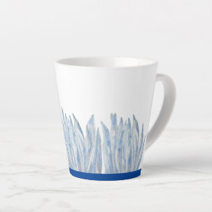 Café Latte Pentes de giz azul em uma pequena caneca