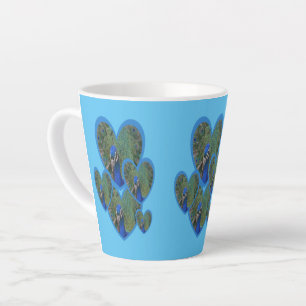 Café Latte Poco De Padrões De Coração. Caneca de latão az