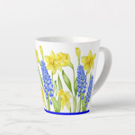 Café Latte Primavera de terra em uma pequena caneca de tarte