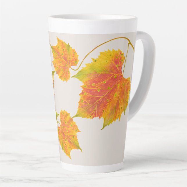 Café Latte Queda de tonalidade numa caneca de latão grande (Ângulo direito)