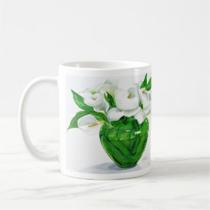 Café Lírios de Calla na caneca verde do vaso