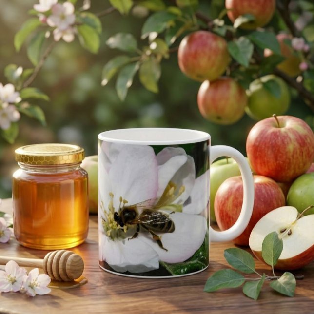 Café Macro Foto de Flor de Maçã e Abelha | Caneca (Criador carregado)