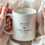 Café Mamãe Moderna | Ano de Fundação Grammy. Caneca de<br><div class="desc">Design minimalista simplesmente perfeito apresentando ano de fundação como Mamãe e ano de fundação como Grammy com um coração vermelho. Um presente incrível que certamente será apreciado por muitos anos.</div>