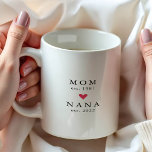 Café Mamãe Moderna | Avó Ano de Fundação. Caneca de Caf<br><div class="desc">Design minimalista simplesmente perfeito apresentando ano de fundação como uma Mamãe e ano de fundação como uma Avó com um coração vermelho.  Um presente incrível que certamente será apreciado por muitos anos.</div>