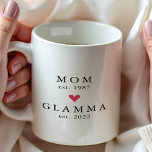 Café Mamãe Moderna | Glamourosa Ano de Est. Caneca de C<br><div class="desc">Design minimalista simplesmente perfeito apresentando ano de est. como uma Mamãe e ano de est. como uma Glamourosa com um coração vermelho. Um presente maravilhoso que certamente será apreciado por muitos anos.</div>
