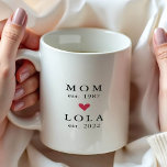 Café Mamãe Moderna | Lola Ano de Fundação. Caneca de Ca<br><div class="desc">Design minimalista simplesmente perfeito apresentando ano de fundação como uma Mamãe e ano de fundação como uma Lola com um coração vermelho. Um presente Wonder que certamente será apreciado por muitos anos.</div>