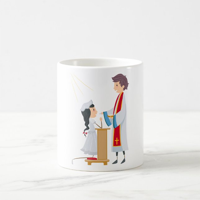Café Menina recebendo caneca de comunhão (Criador carregado)