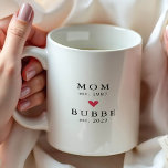 Café Modern Mamãe | Bubbe Ano de Fundação. Caneca de Ca<br><div class="desc">Design minimalista simplesmente perfeito apresentando ano de fundação como uma Mamãe e ano de fundação como uma Bubbe com um coração vermelho. Um presente incrível que certamente será apreciado por muitos anos.</div>
