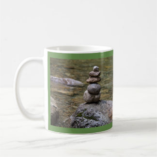 Café Monte de pedras em uma caneca do córrego com