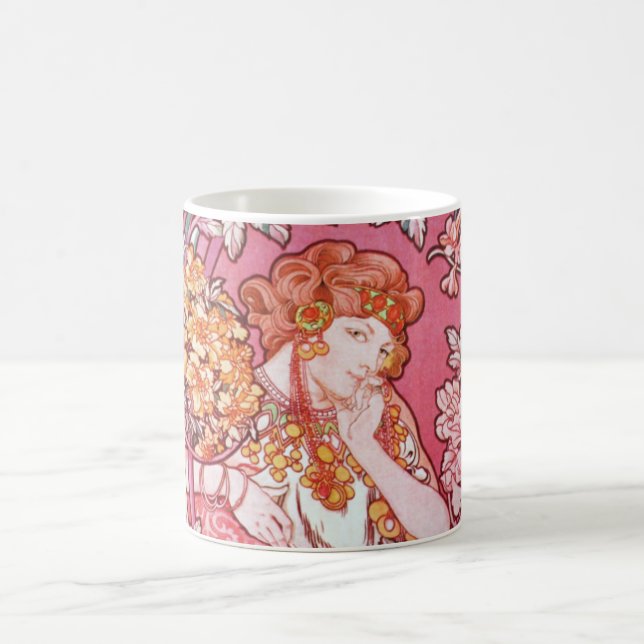 Café Mulher de Mucha entre a caneca de Nouveau da arte (Centro)