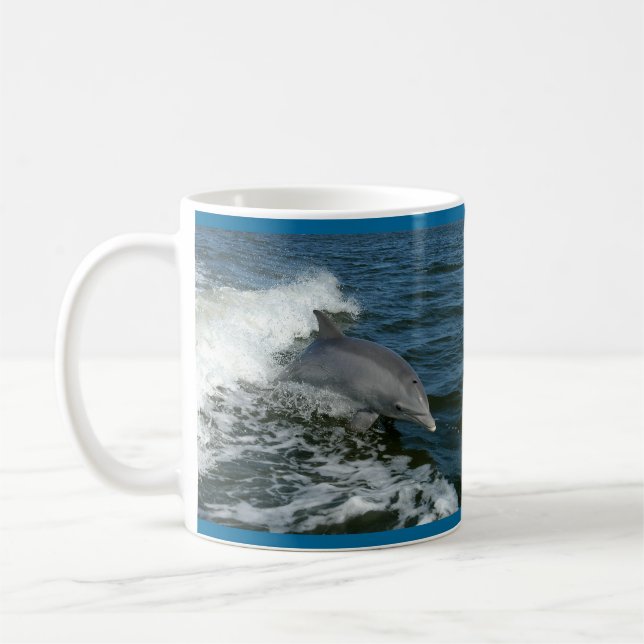 Café Nadação de golfinho na caneca oceânica (Esquerda)