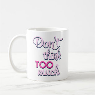 Café Não Pense Demais - Caneca de Tipografia Rosa Mindf