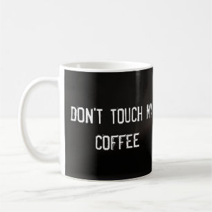 Café Não toque no meu café, chupando uma caneca de ca