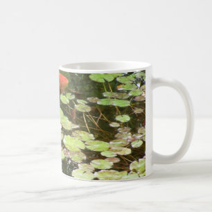 Café Natação dos peixes de Koi na caneca da lagoa de